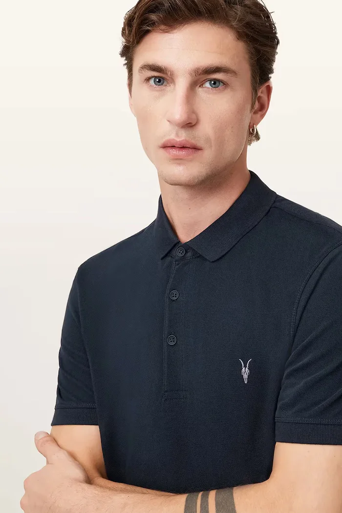 AllSaints тениска с яка мъжка памучна тъмносина M075PB