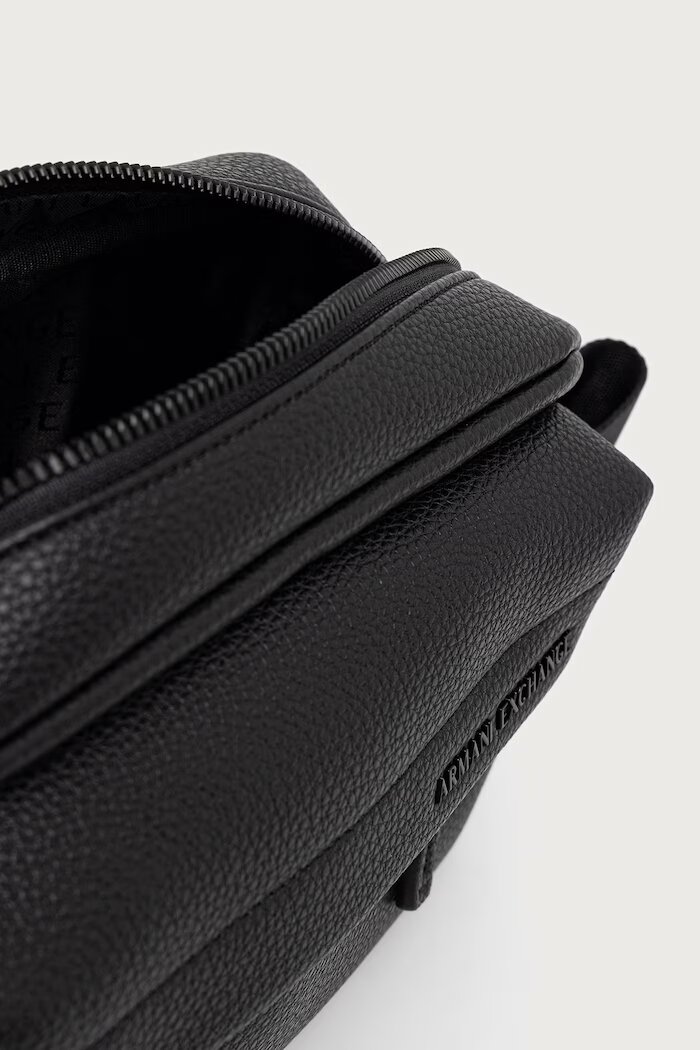 ARMANI EXCHANGE козметична чанта мъжка от имитация на кожа черна XM003230 AF26651