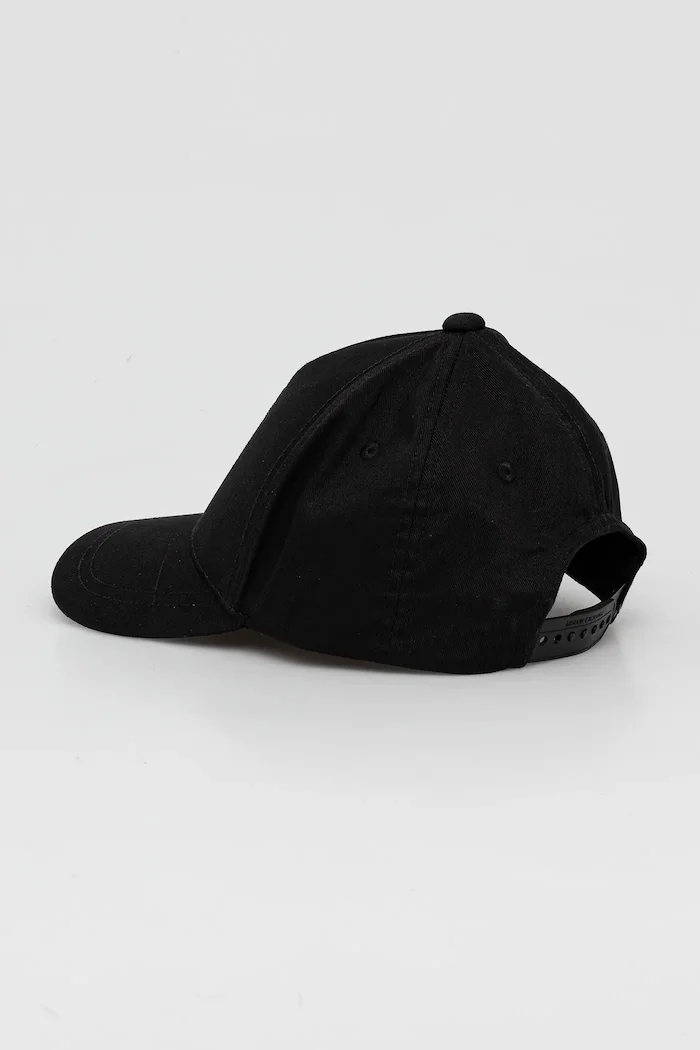 ARMANI EXCHANGE Памучна шапка с козирка в черно с апликация XW000957 AF13846