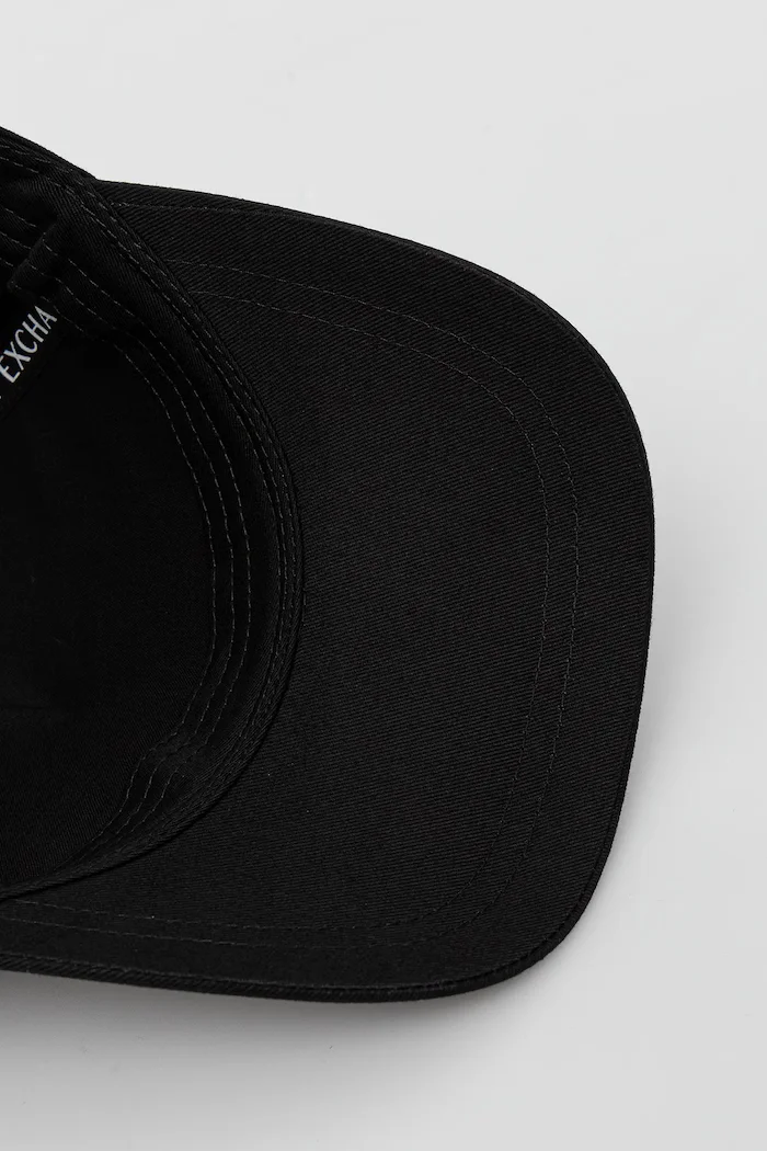 ARMANI EXCHANGE Памучна шапка с козирка в черно с апликация XW000957 AF13846