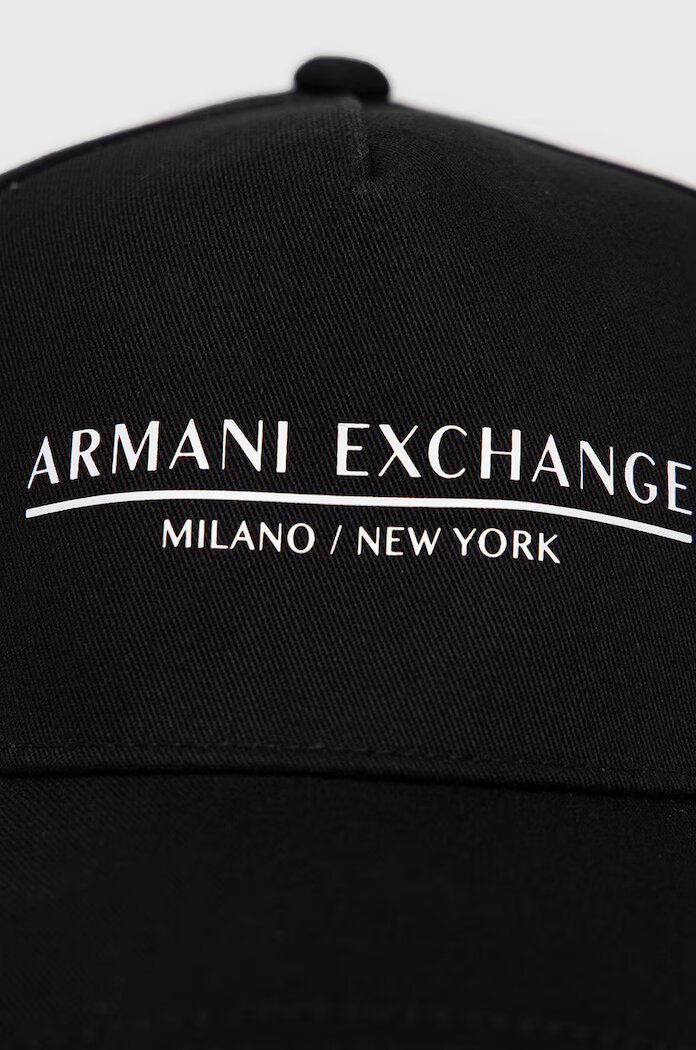 ARMANI EXCHANGE Памучна шапка в черно с принт