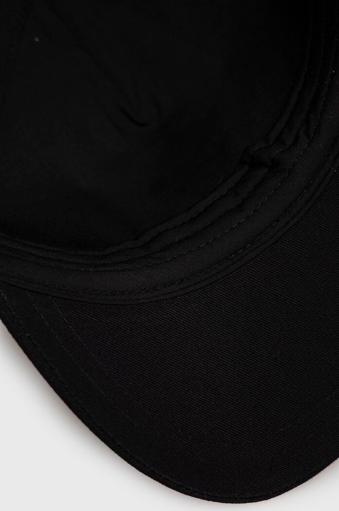 ARMANI EXCHANGE Памучна шапка в черно с принт