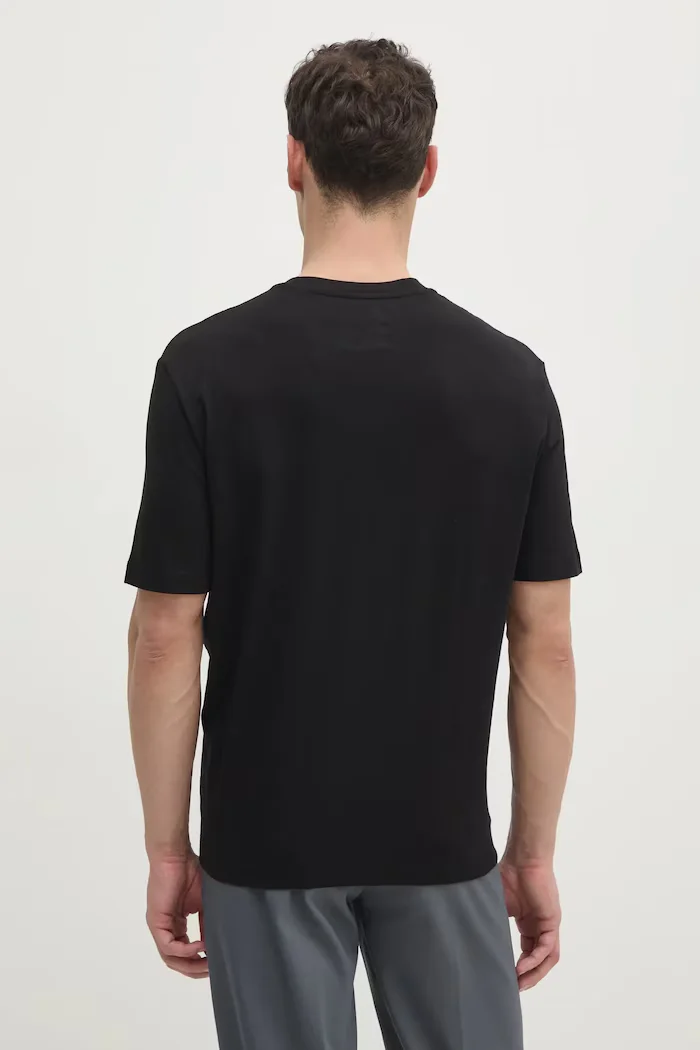 ARMANI EXCHANGE Памучна тениска в черно с апликация XM000363 AF12308