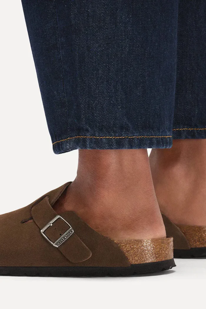 Birkenstock чехли с равна подметка от велур Boston SFB LEVE кафяви 1031641