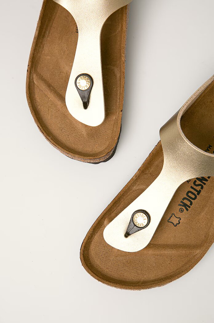 Birkenstock Джапанки Gizeh в златисто с равна подметка 1016109