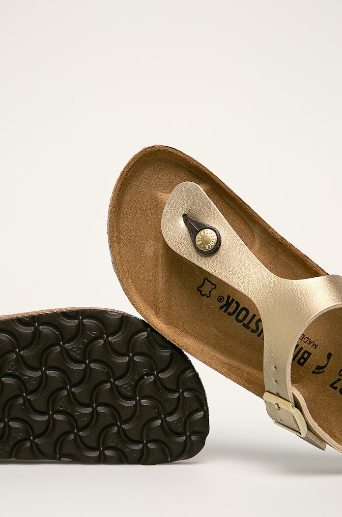 Birkenstock Джапанки Gizeh в златисто с равна подметка 1016109