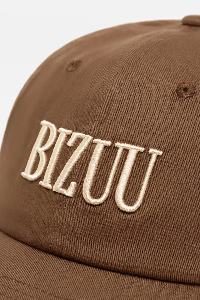 BIZUU Памучна шапка с козирка ZANE в кафяво ZANE BRĄZOWY