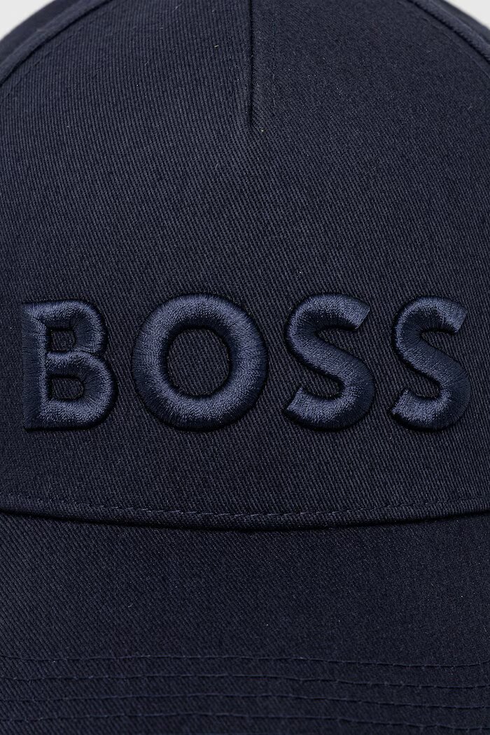 BOSS Памучна шапка с козирка в тъмносиньо 50556418