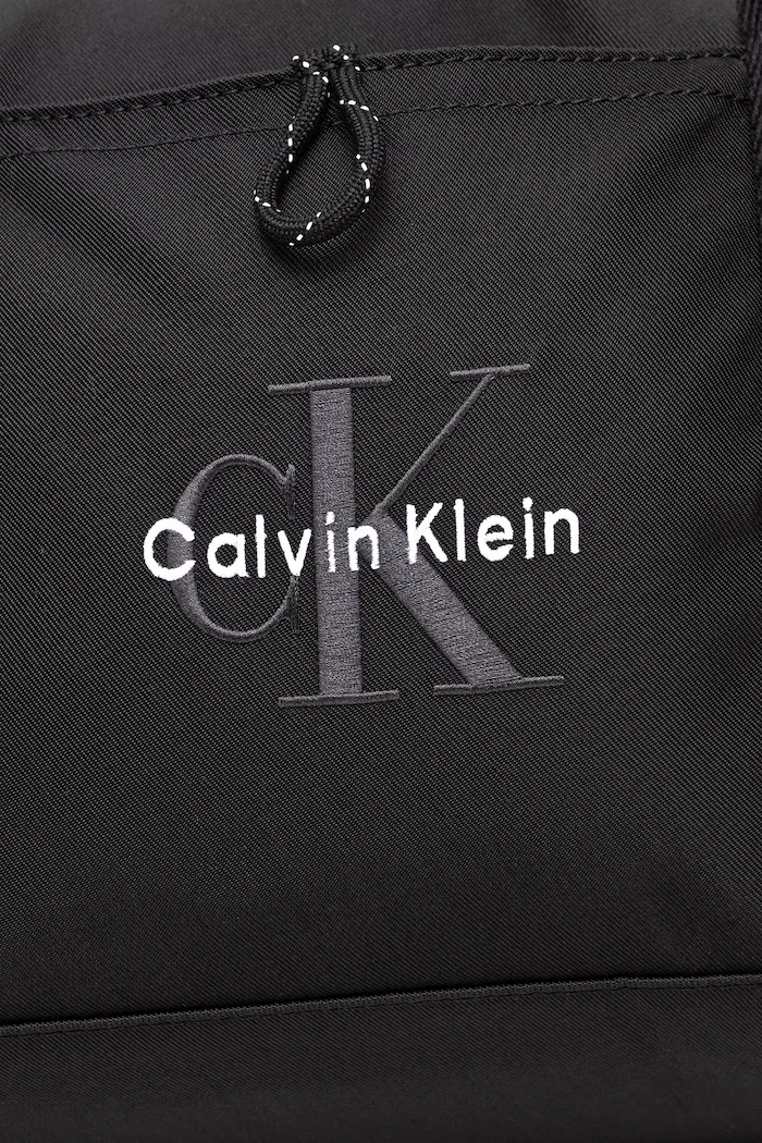 CALVIN KLEIN Чанта 43 x 22 x 22 cm в черно LV04D3115G