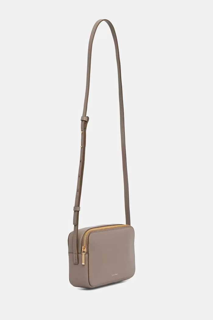 CALVIN KLEIN чанта crossbody дамска от имитация на кожа бежова LV04F3276G