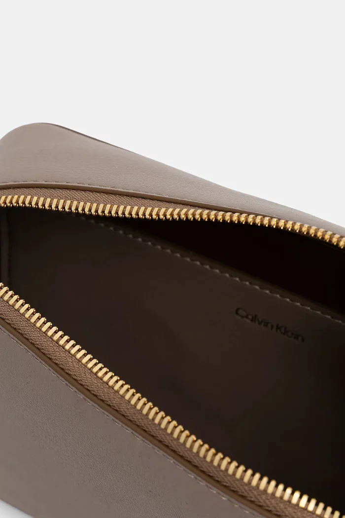 CALVIN KLEIN чанта crossbody дамска от имитация на кожа бежова LV04F3276G