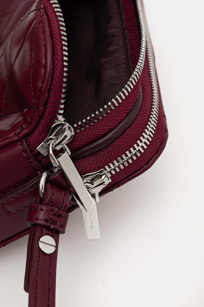 CALVIN KLEIN чанта crossbody дамска от имитация на кожа бордо LV04F3328G