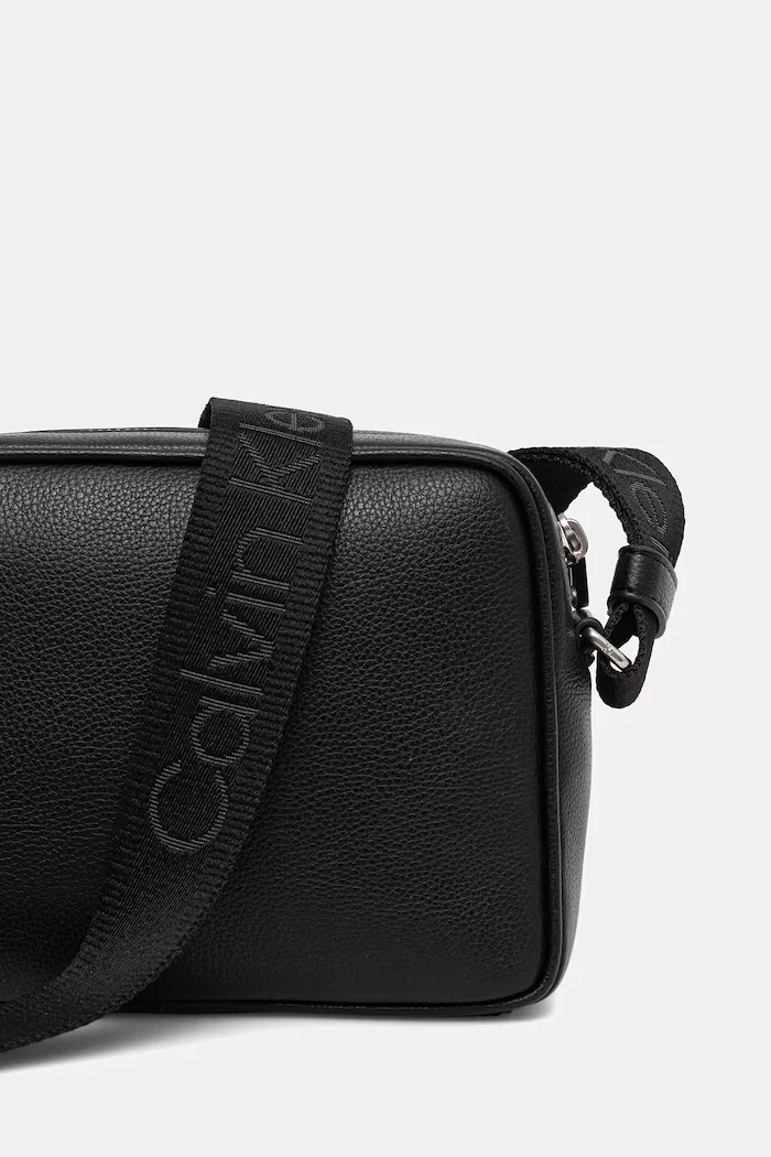 CALVIN KLEIN чанта през рамо мъжка от имитация на кожа черна LV04D3129G