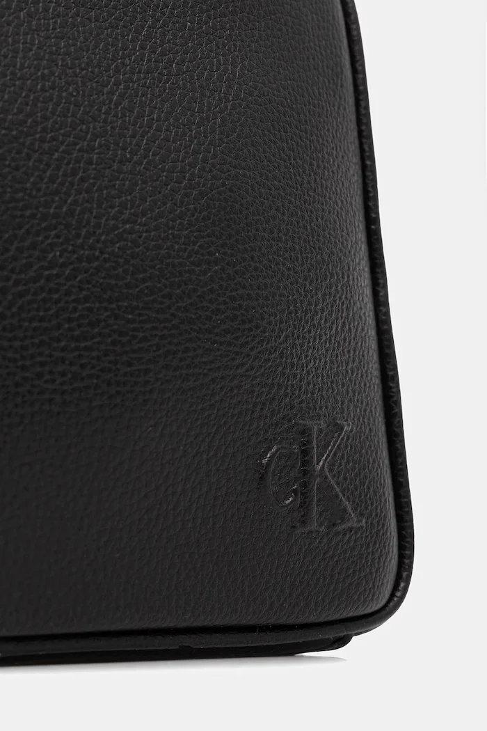 CALVIN KLEIN чанта през рамо мъжка от имитация на кожа черна LV04D3129G