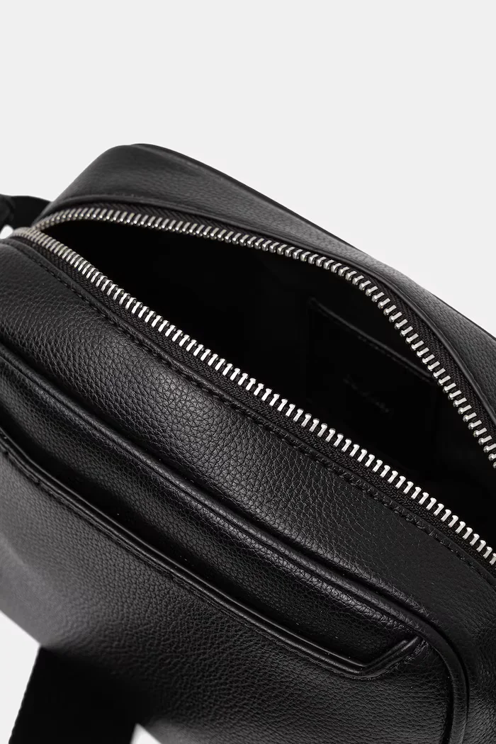 CALVIN KLEIN чанта през рамо мъжка от имитация на кожа черна LV04D3129G