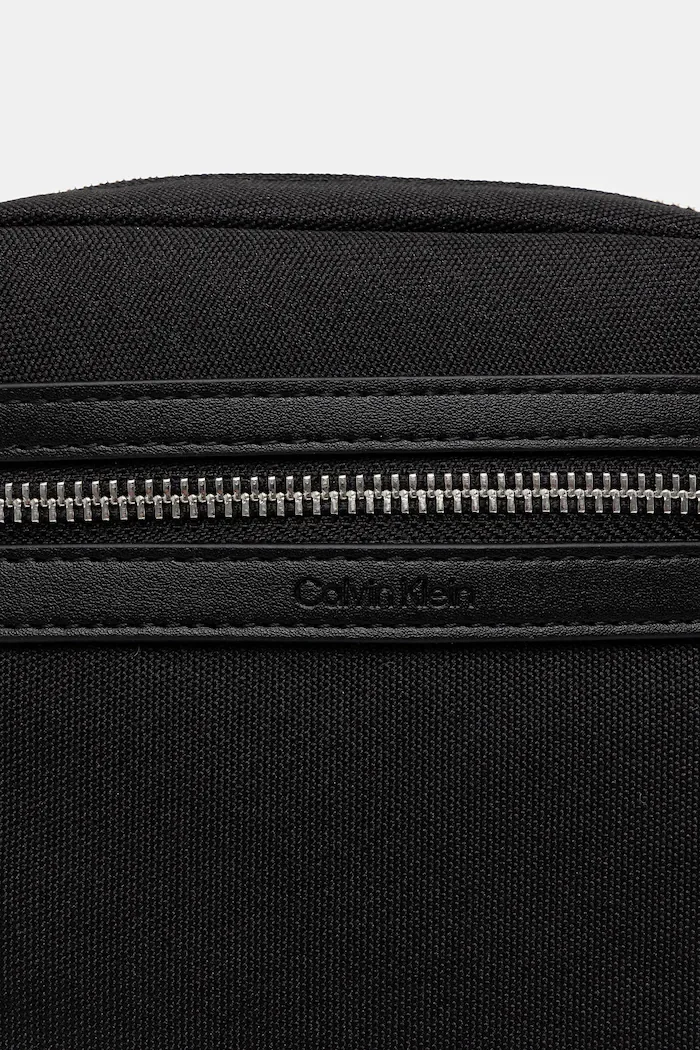CALVIN KLEIN Чанта през рамо в черно LV04D3175G