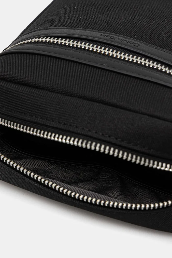 CALVIN KLEIN Чанта през рамо в черно LV04D3175G