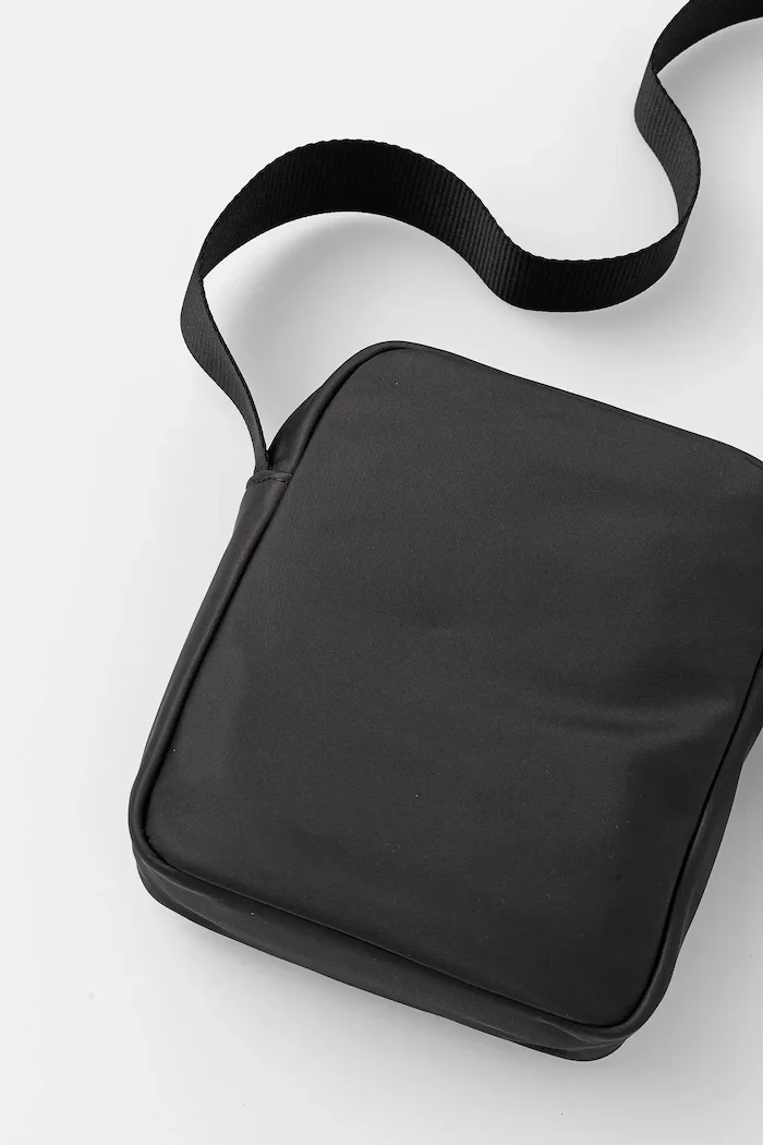 CALVIN KLEIN Чанта през рамо в черно LV04D3180G