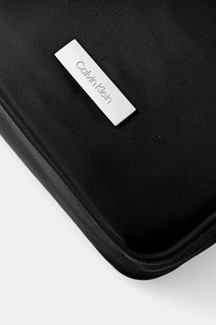 CALVIN KLEIN Чанта през рамо в черно LV04D3180G