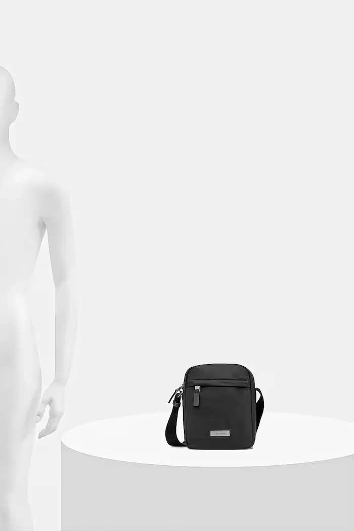 CALVIN KLEIN Чанта през рамо в черно LV04D3180G