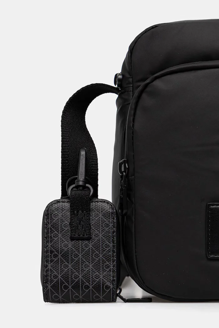 CALVIN KLEIN Чанта през рамо в черно LV04D3200G