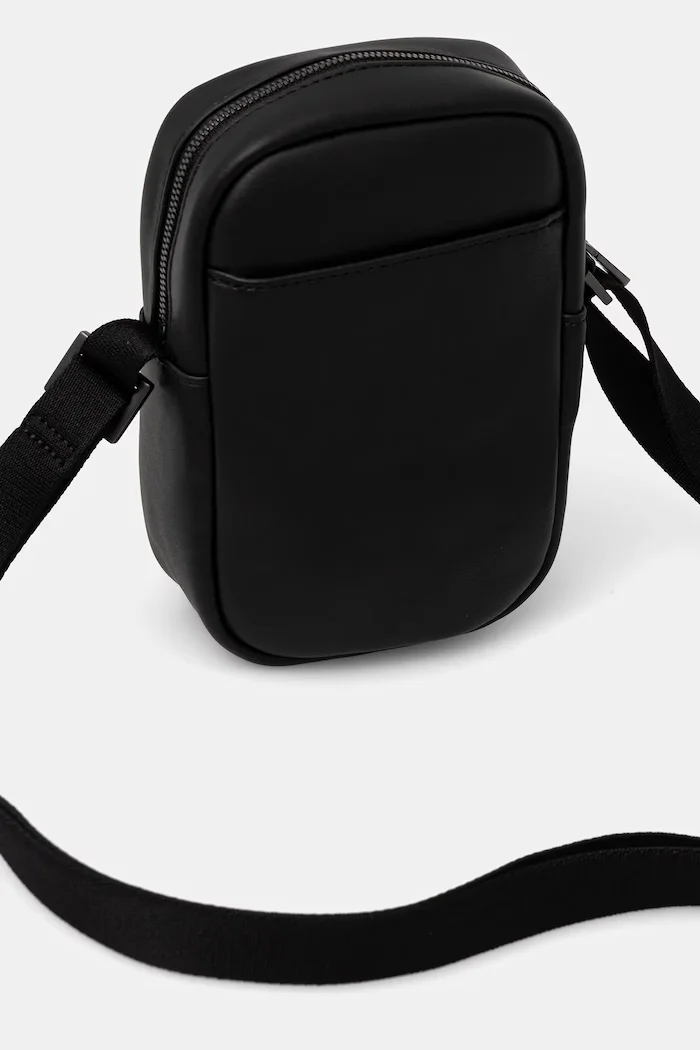 CALVIN KLEIN Чанта през рамо в черно LV04D3279G