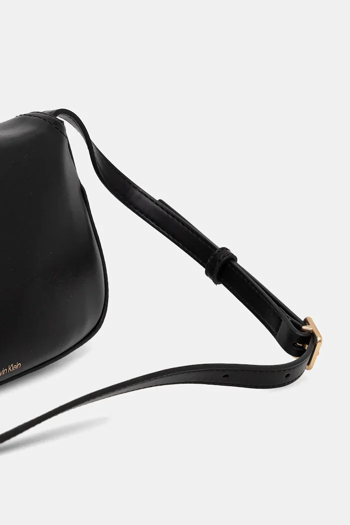 CALVIN KLEIN Чанта в черно LV04F3421G