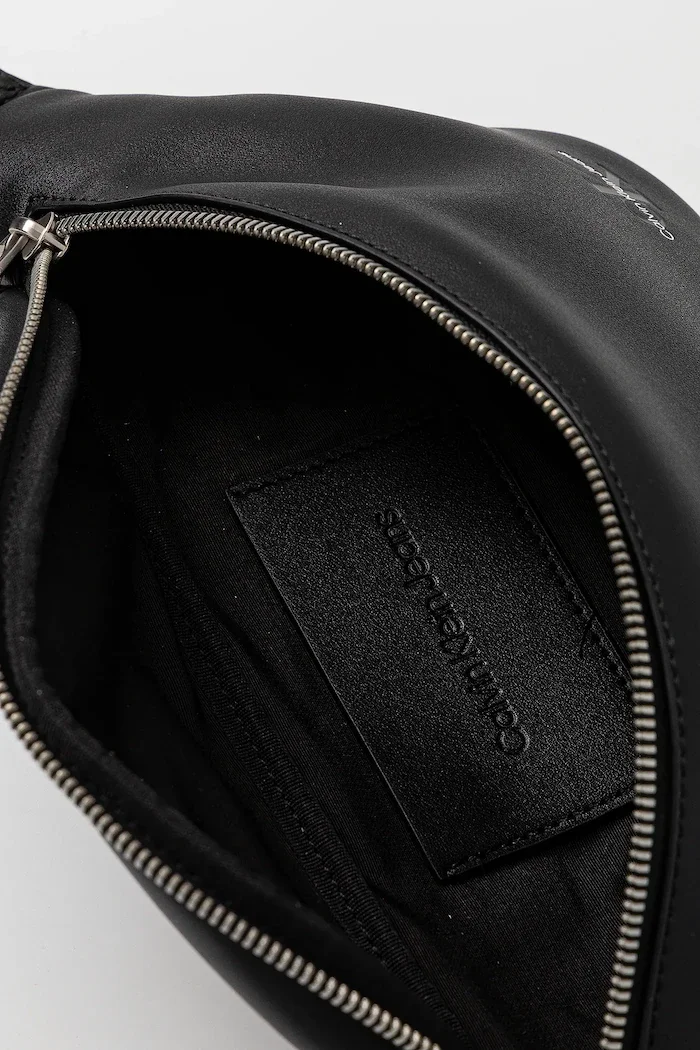 CALVIN KLEIN JEANS Чанта за кръст в черно LV04G3012G