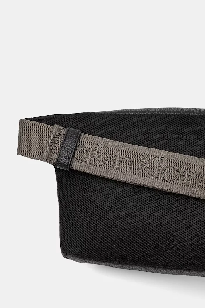 CALVIN KLEIN JEANS Чанта за кръст в черно LV04G3082G