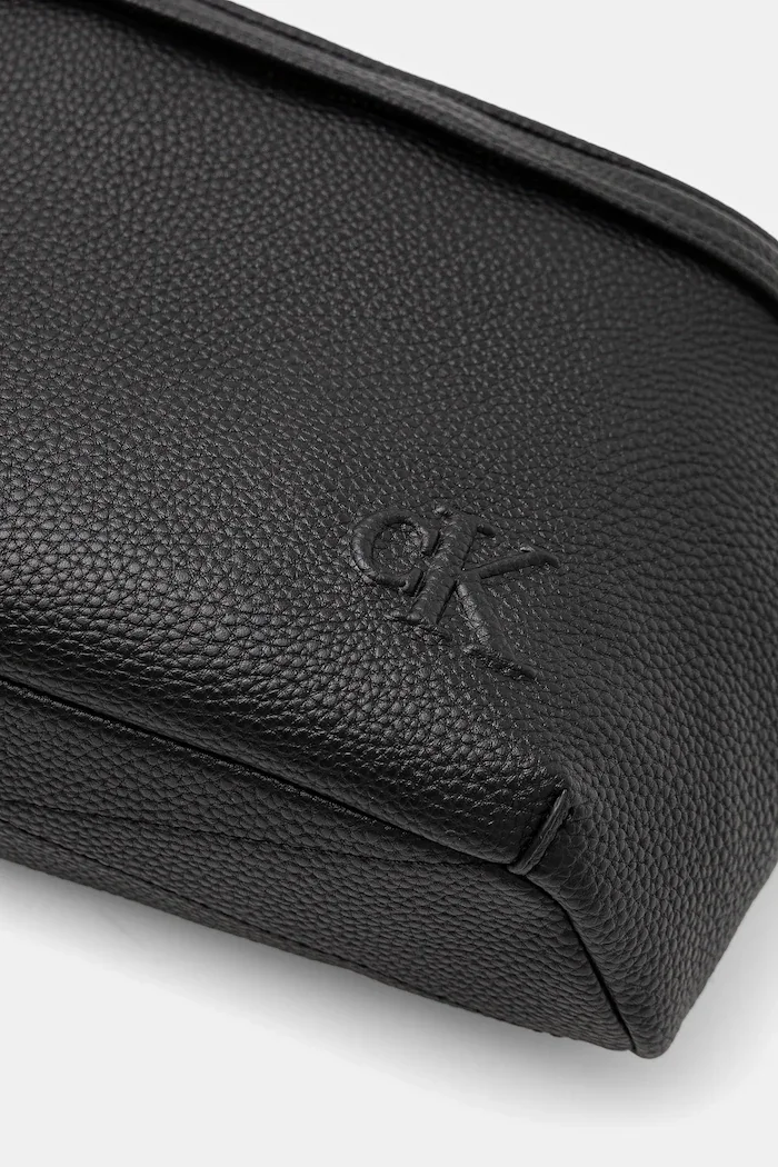 CALVIN KLEIN JEANS Чанта за кръст в черно LV04G3082G
