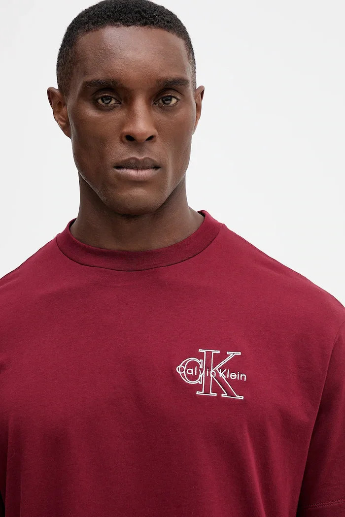 CALVIN KLEIN JEANS Памучна тениска в бордо с апликация LV04RC856G