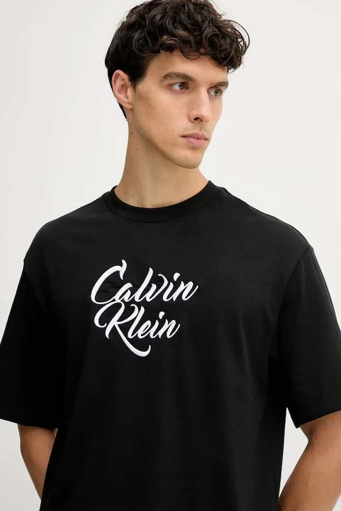 CALVIN KLEIN JEANS Памучна тениска в черно с апликация LV04RD801G