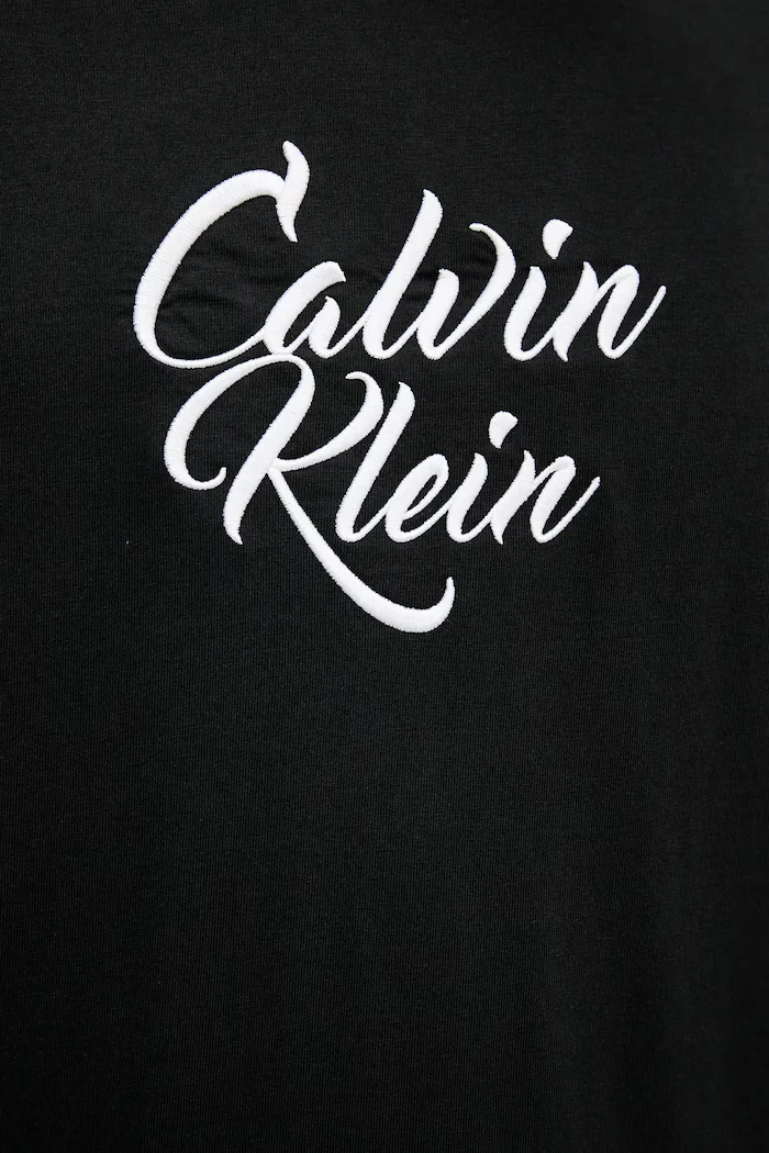 CALVIN KLEIN JEANS Памучна тениска в черно с апликация LV04RD801G