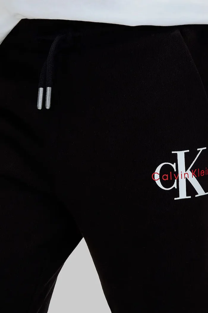 CALVIN KLEIN JEANS спортен панталон за деца от памук черен със стандартна талия LVCKTJC08U