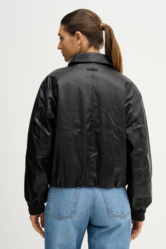 CALVIN KLEIN JEANS Яке в черно преходен модел с уголемена кройка LV047E507G