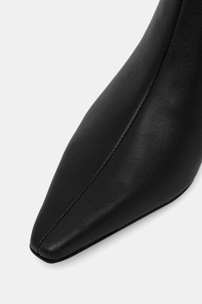 CALVIN KLEIN Кожени ботуши SET BACK KITTEN HEEL KNEE BOOT в черно с дебел ток HW0HW02587