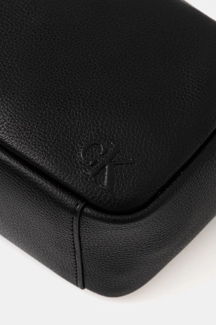 CALVIN KLEIN Козметична чанта в черно LV04D1090G