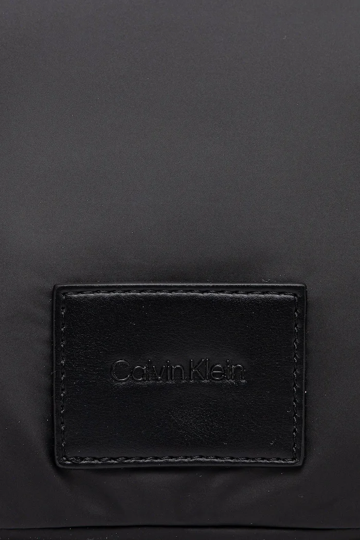 CALVIN KLEIN Козметична чанта в черно LV04D1152G
