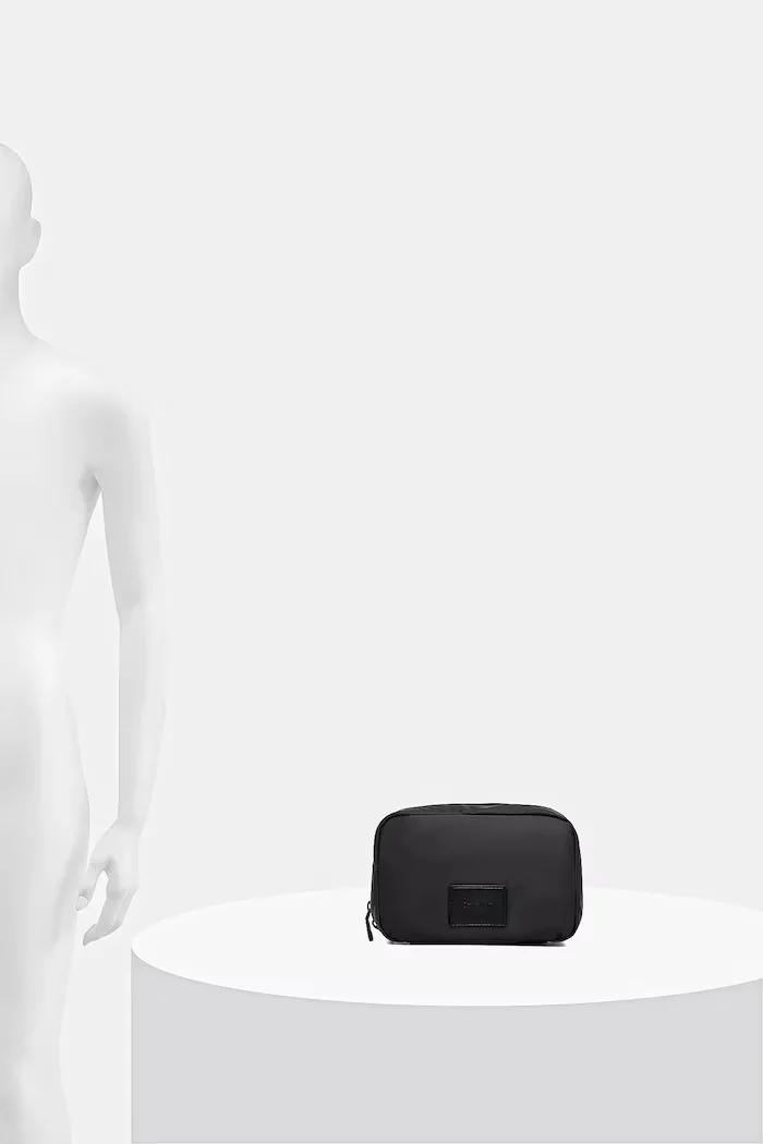 CALVIN KLEIN Козметична чанта в черно LV04D1152G