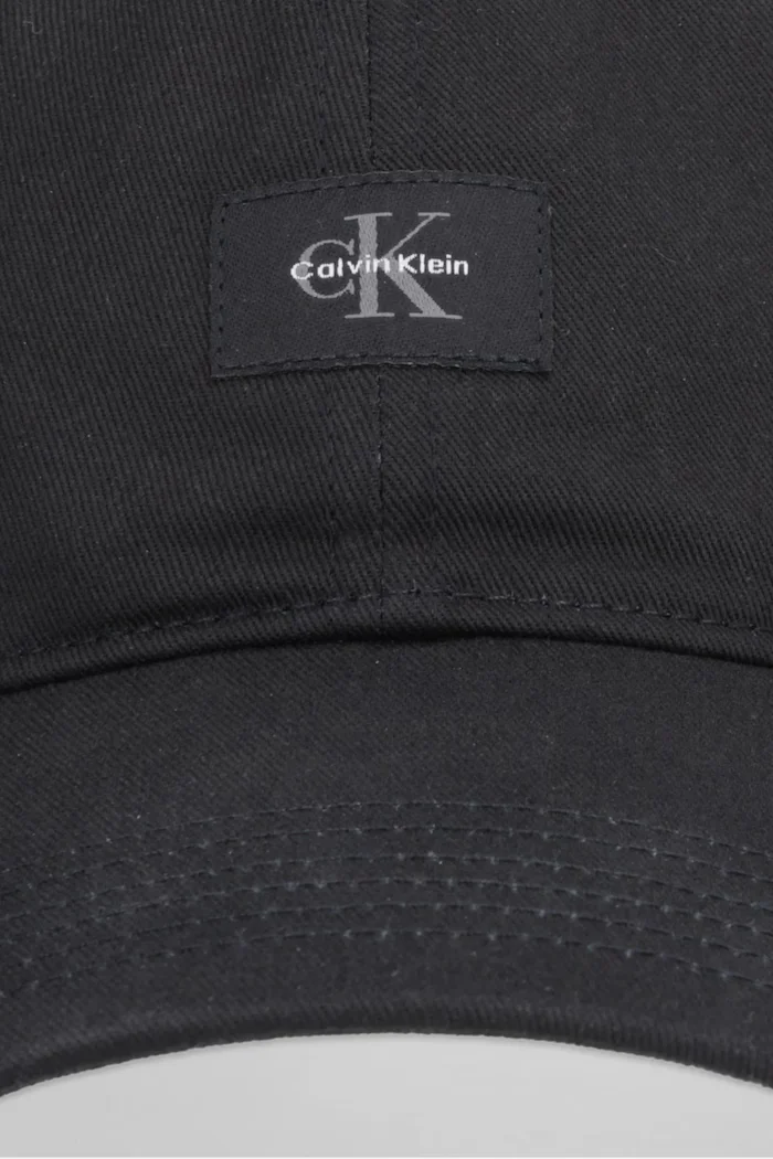 CALVIN KLEIN Памучна шапка с козирка в черно LV04D5077G