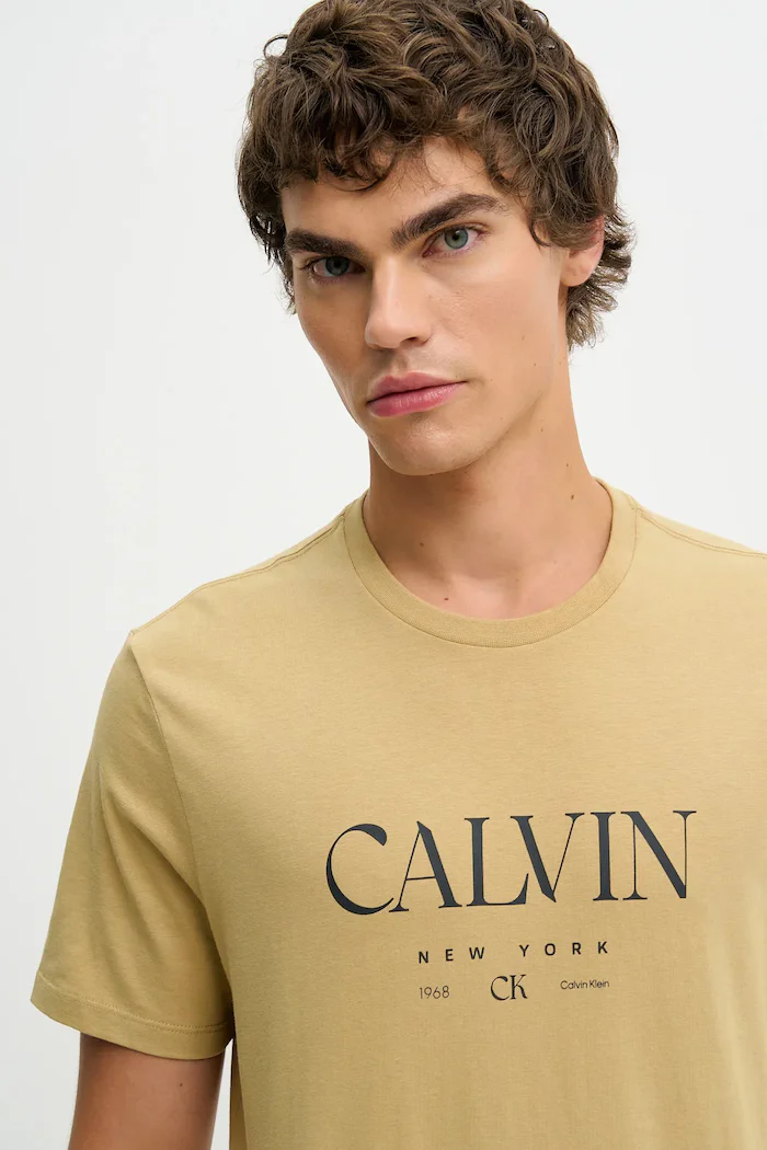 CALVIN KLEIN Памучна тениска в бежово с принт LV04RE807G