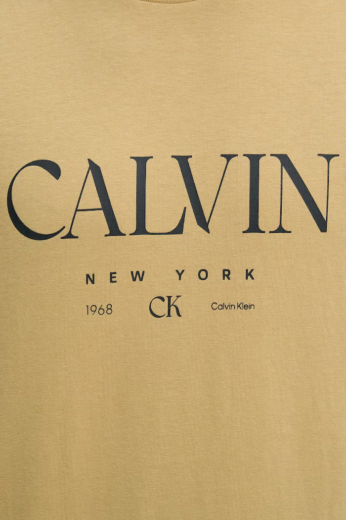 CALVIN KLEIN Памучна тениска в бежово с принт LV04RE807G