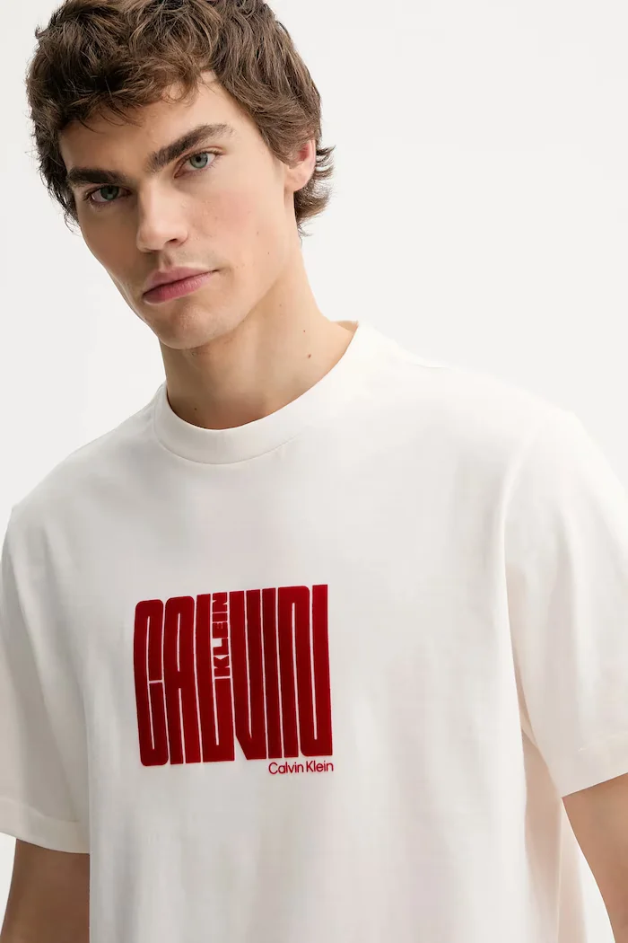 CALVIN KLEIN Памучна тениска в бежово с принт LV04RE832G