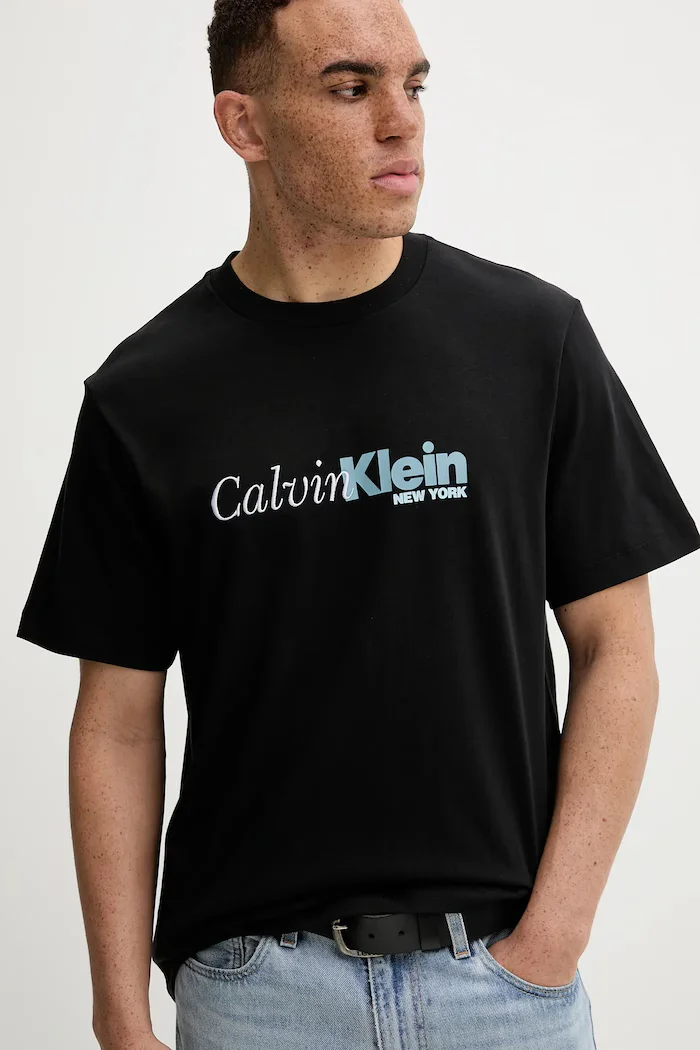 CALVIN KLEIN Памучна тениска в черно с принт LV04RD822G