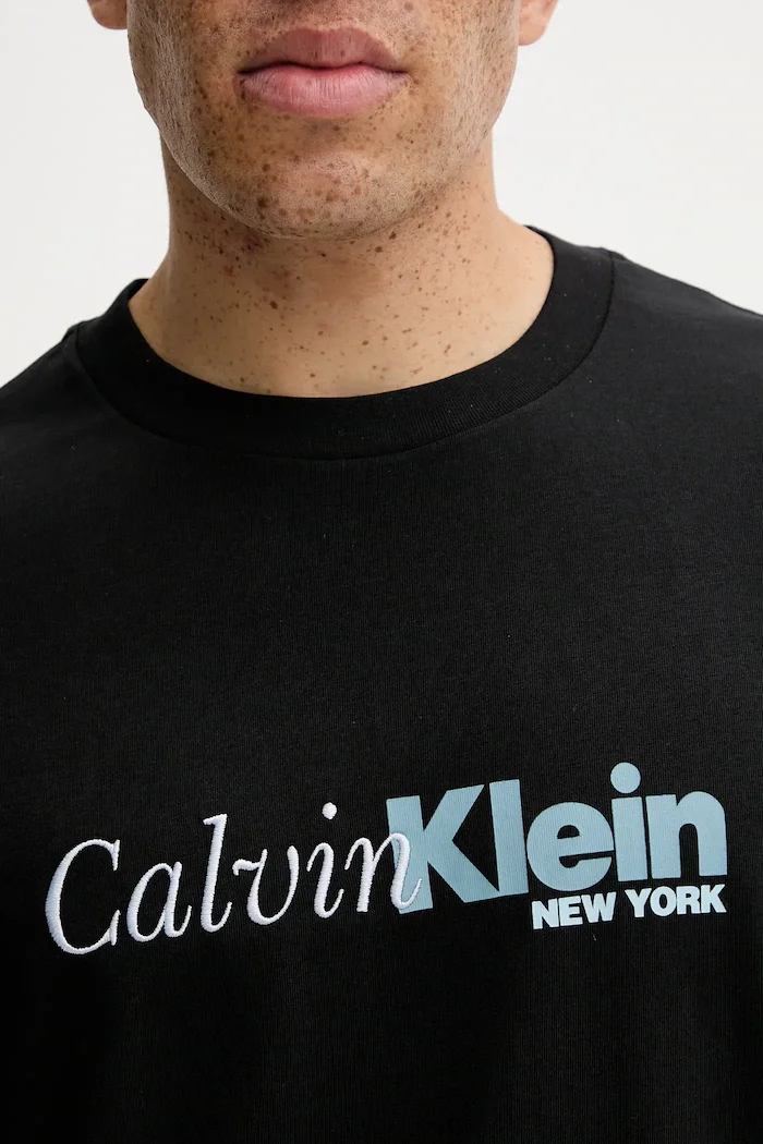 CALVIN KLEIN Памучна тениска в черно с принт LV04RD822G