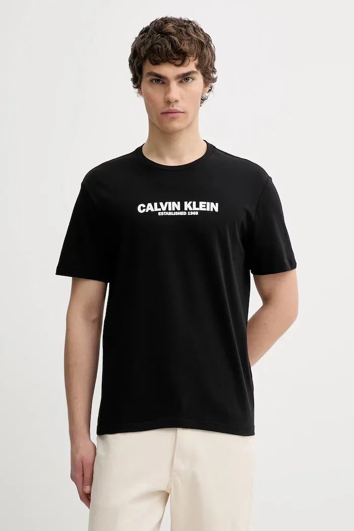 CALVIN KLEIN Памучна тениска в черно с принт LV04RE820G