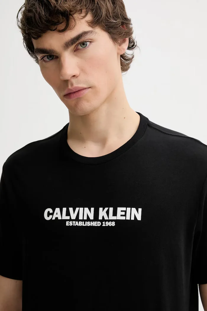CALVIN KLEIN Памучна тениска в черно с принт LV04RE820G