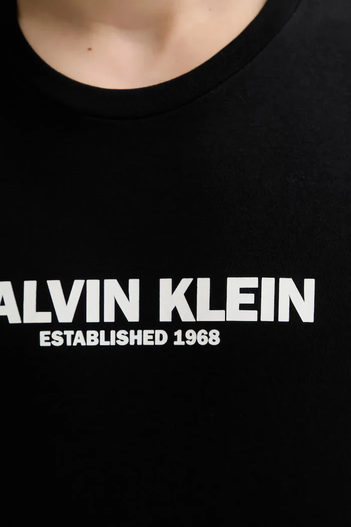 CALVIN KLEIN Памучна тениска в черно с принт LV04RE820G