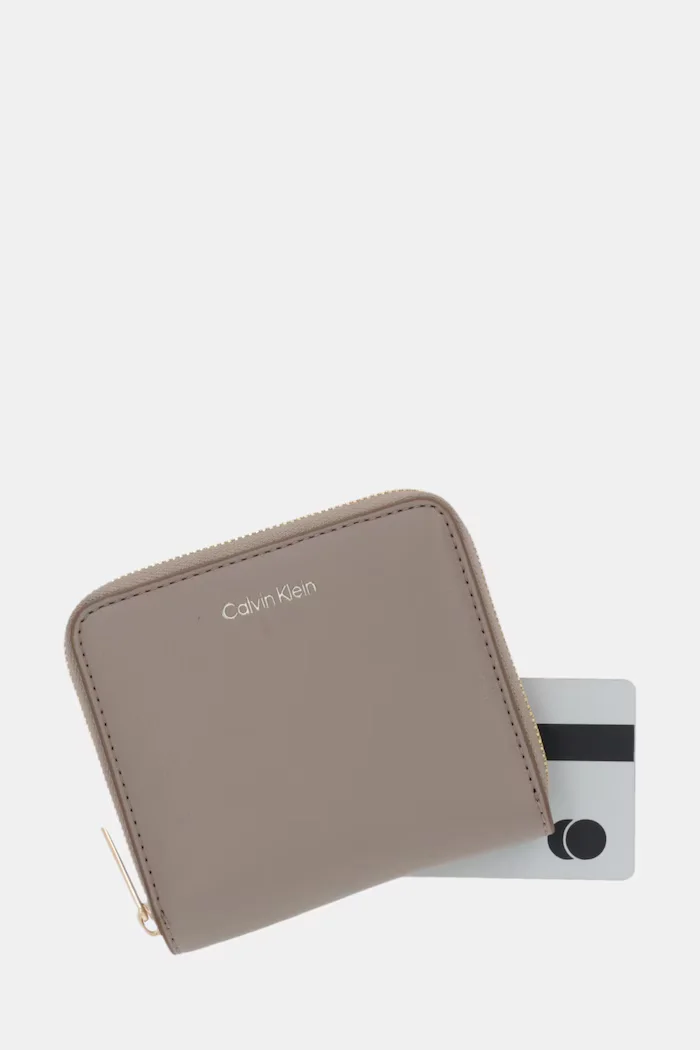 CALVIN KLEIN портфейл дамски от имитация на кожа бежов LV04F1120G