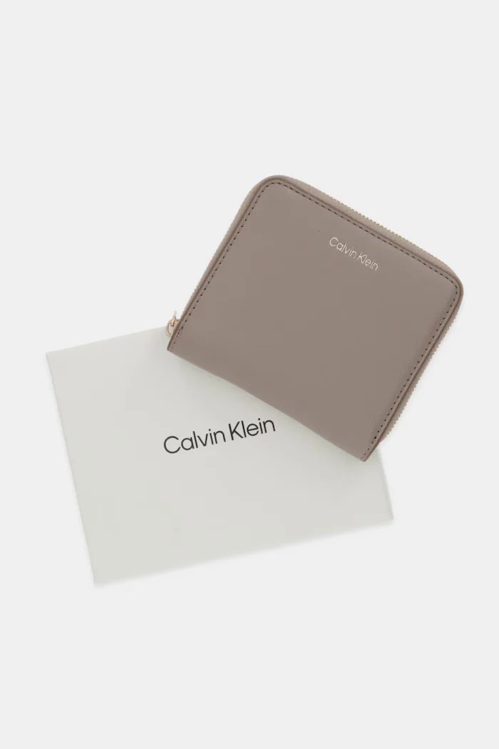 CALVIN KLEIN портфейл дамски от имитация на кожа бежов LV04F1120G